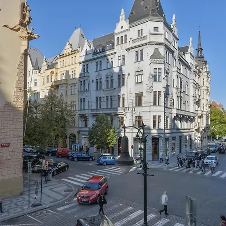 Parizska Old Town Square Apartment *